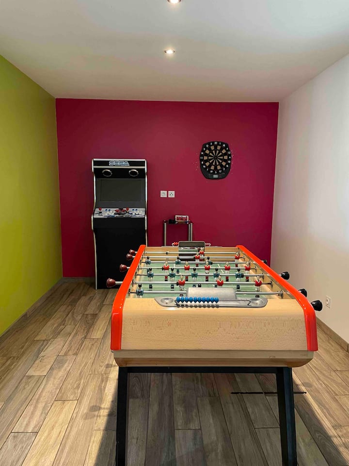 Kituo cha Arcade, foosball na mishale