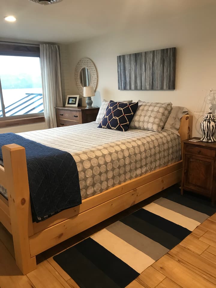 Ძალიან კომფორტული საწოლი და თეთრეული. Მფლობელის მიერ დაპროექტებული და მოხატული ნათურა.