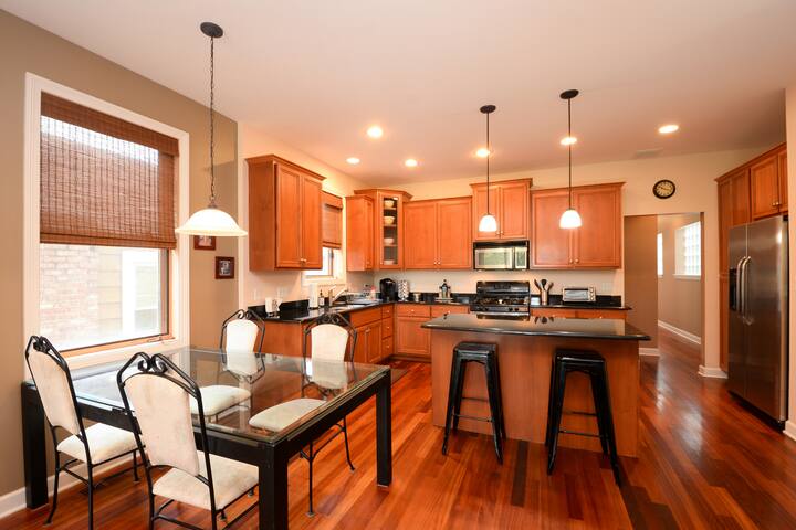 Little Italy/UIC 3 bdrm, 2.5 bath Condo gallery image 3