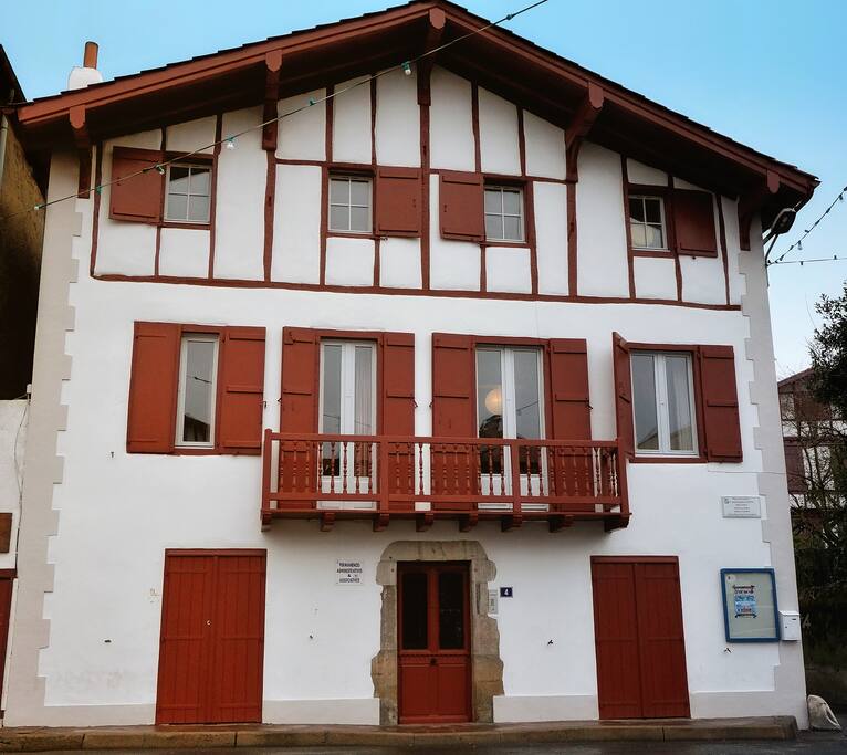 Façade, l'appartement de 100 m2 est au 1er étage, garage à l'arrière communique avec le couloir interieur