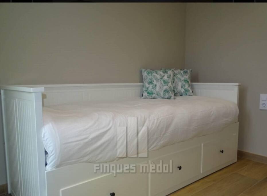 La cama de la habitación, donde además se puede abrir y convertirse en cama de matrimonio. Tiene las dos opciones, a gusto y comodidad de la persona.
