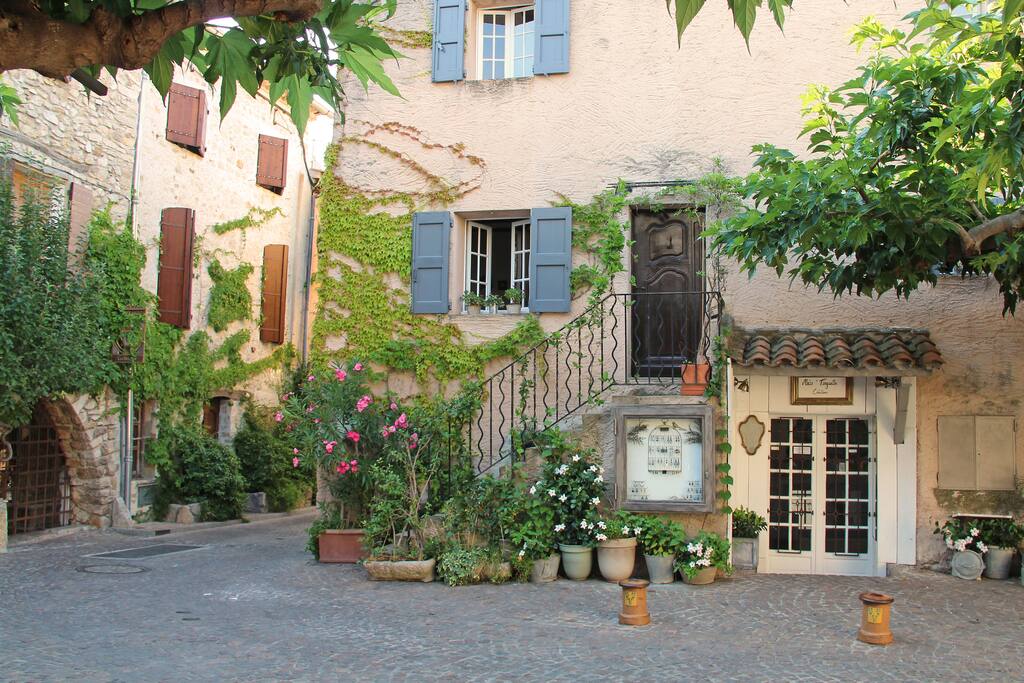 vue de l'entrée depuis la place