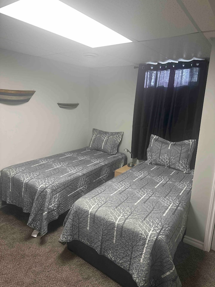 El dormitorio de la planta baja tiene dos camas.