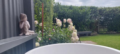 Top Airbnb: Bathe Beneath the Stars in Waipū