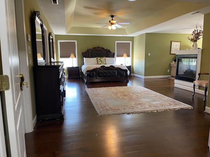 Veľká hlavná spálňa s trojstranným krbom a pohodlnou manželskou posteľou King. Hlavná spálňa vrátane bonusovej izby a obývacej izby má viac ako 1 500 štvorcových stôp a spí až deväť osôb!