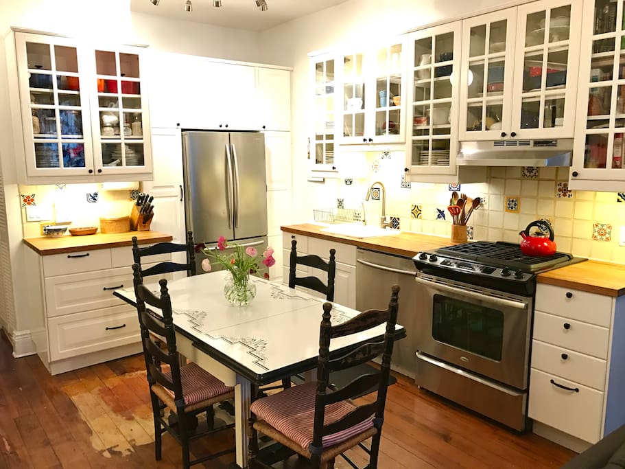 Fully-equipped kitchen, dining seating for 4-6.