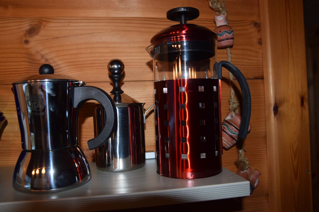 Mit Espressokocher und Milchaufschäumer ist für besonderen Kaffeegenuss gesorgt.