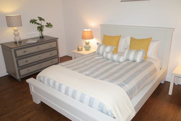 ห้องนอน #3 พร้อมเตียงควีนไซส์