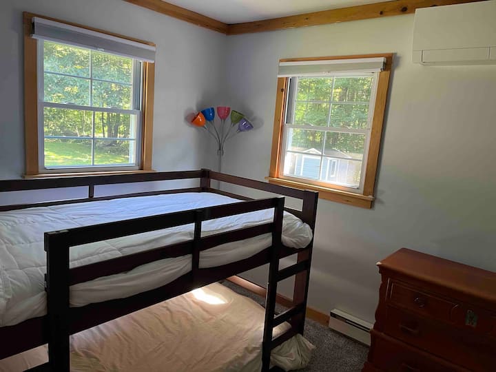 2ème chambre avec lits jumeaux sur un lit superposé jumeau. S'adapte à environ 5’7”.