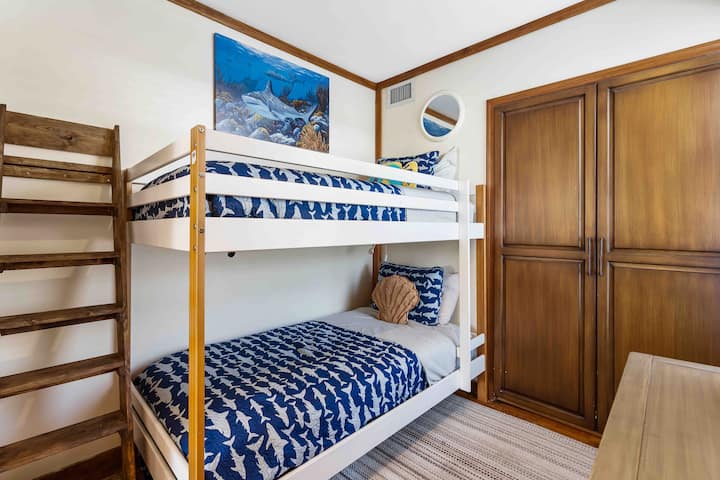 Ამ საძინებელში განთავსებულია ორადგილიანი ორსართულიანი საწოლები, სმარტ-ტელევიზორი და Xbox-ის ვიდეოთამაშების სისტემა 