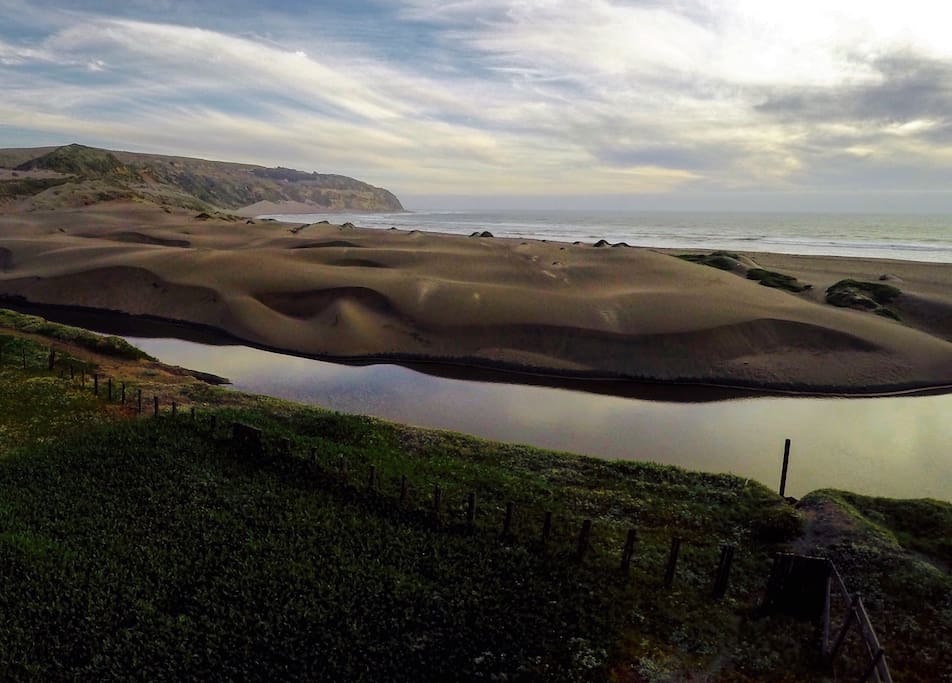 The View!...Enfrente las dunas y el mar! .. Acceso directo desde el Jardín ...el estero se forma dependiendo de las lluvias del Invierno.
