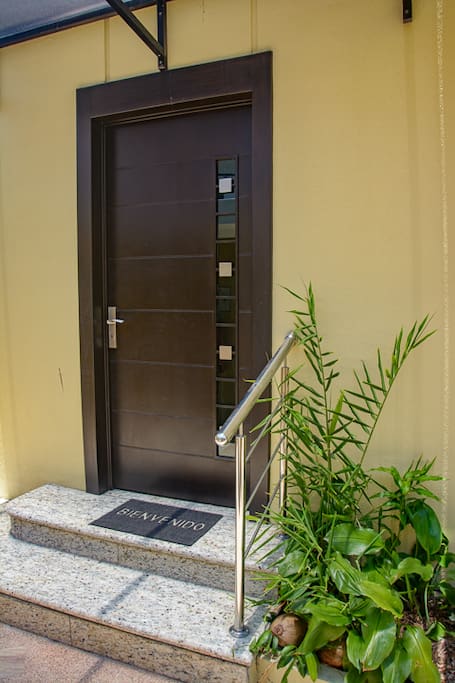 Puerta de acceso al 3r piso / Access door to the 3rd floor