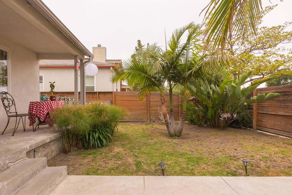 Cozy front yard with a few palm trees for that California feeling.