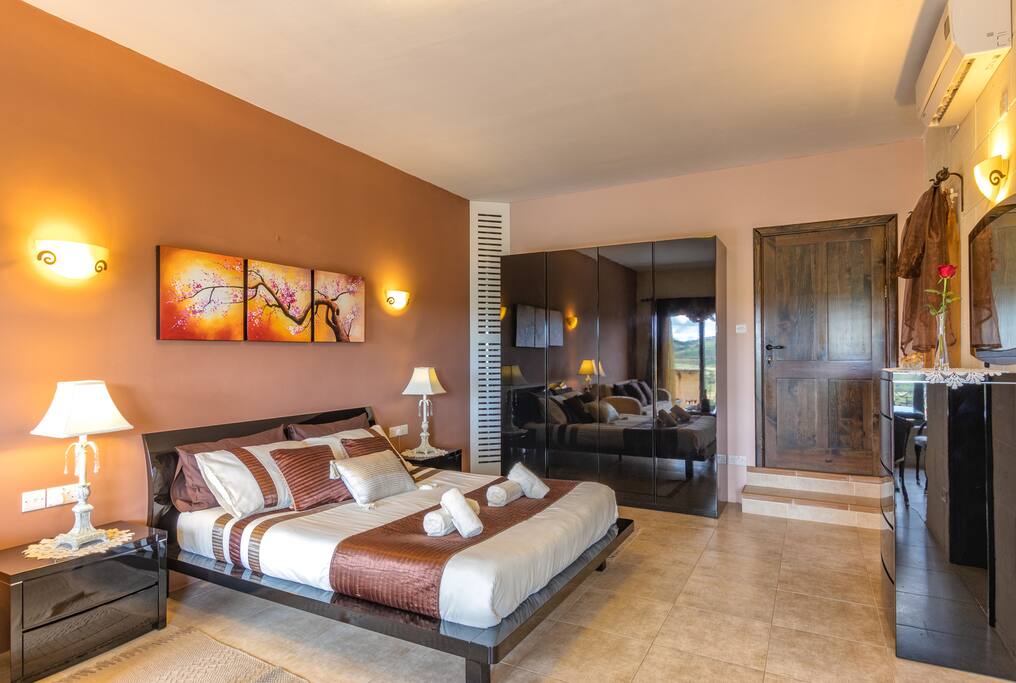 King Suite with Ensuite Bathroom