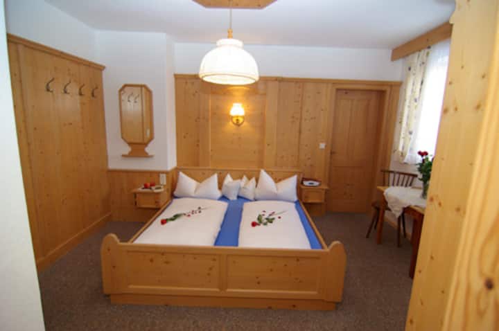 חדר עם מקלחת, שירותים, טלוויזיה בלווין ומרפסת !