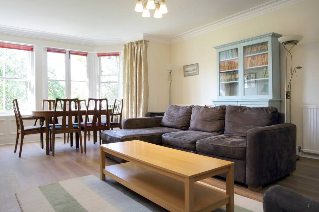 Livingroom, to the rear