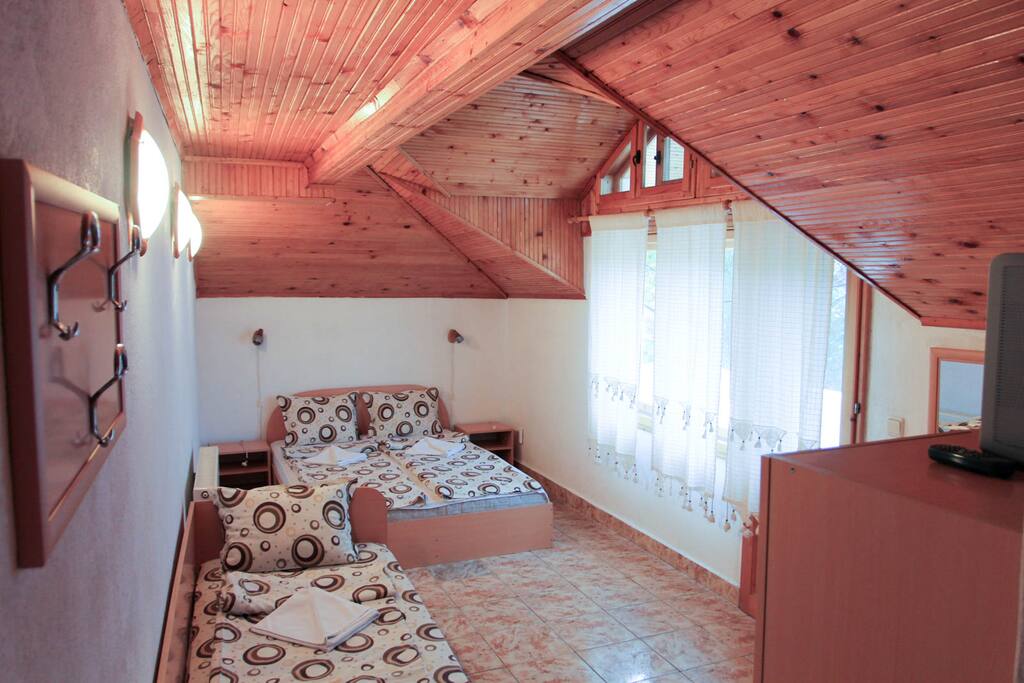 2 double + single beds