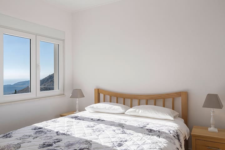 CHUMBA CHA KULALA CHA KIWANGO CHA JUU KILICHO NA KITANDA CHA UKUBWA WA KING NA MWONEKANO WA ENEO LA ADRIATIC