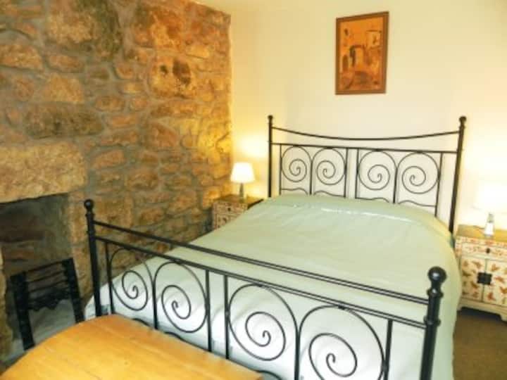 Habitación con cama tamaño king en el primer piso