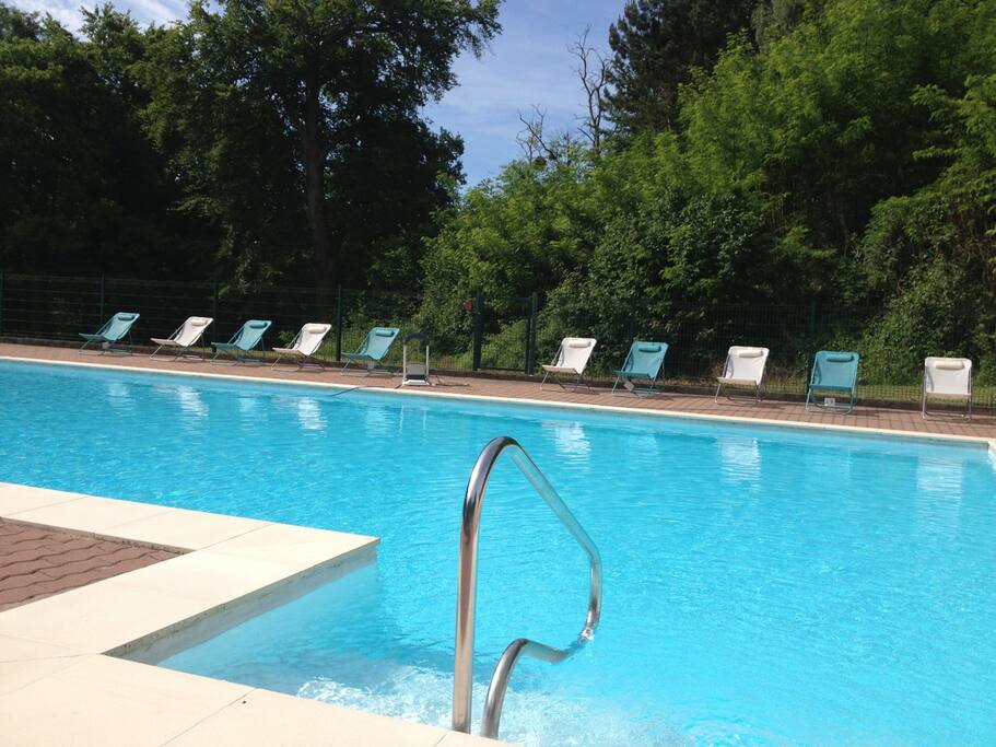 La picine extérieure, chauffée entre 25° et 28° C, de mi-avril à fin août (en fonction de la météo)