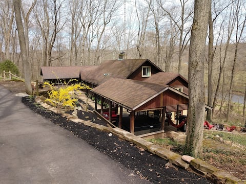 Doc's Cabin on the River! Hot tub & game room.