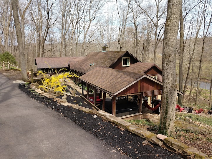 Doc's Cabin on the River!  Hot tub & game room.