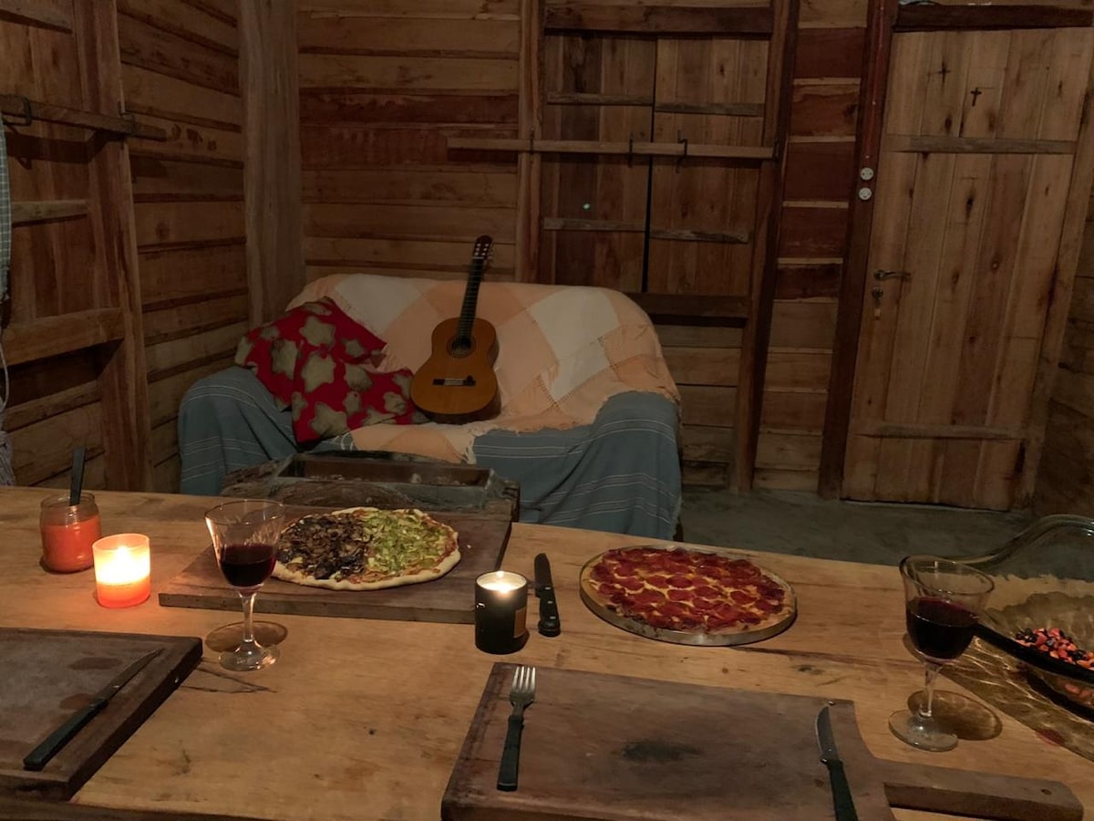 Imóvel de sucesso: Rustic wooden cabin at the foot of the mountain. em Divinópolis