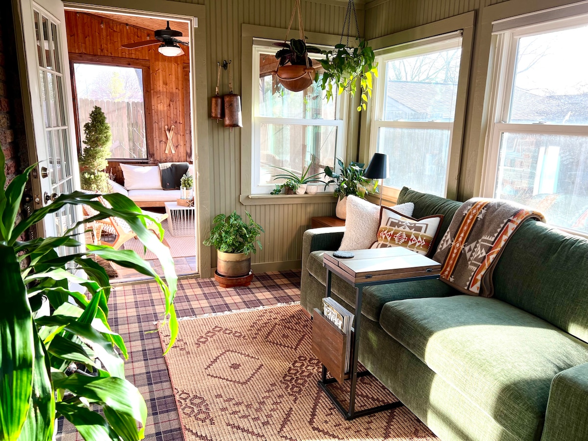 تحتوي أريكة النوم في Sunroom على مرتبة إضافية بحجم كوين ميموري فوم