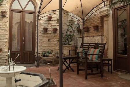 Room in medieval house, WIFI,pr.bath,kitchenette