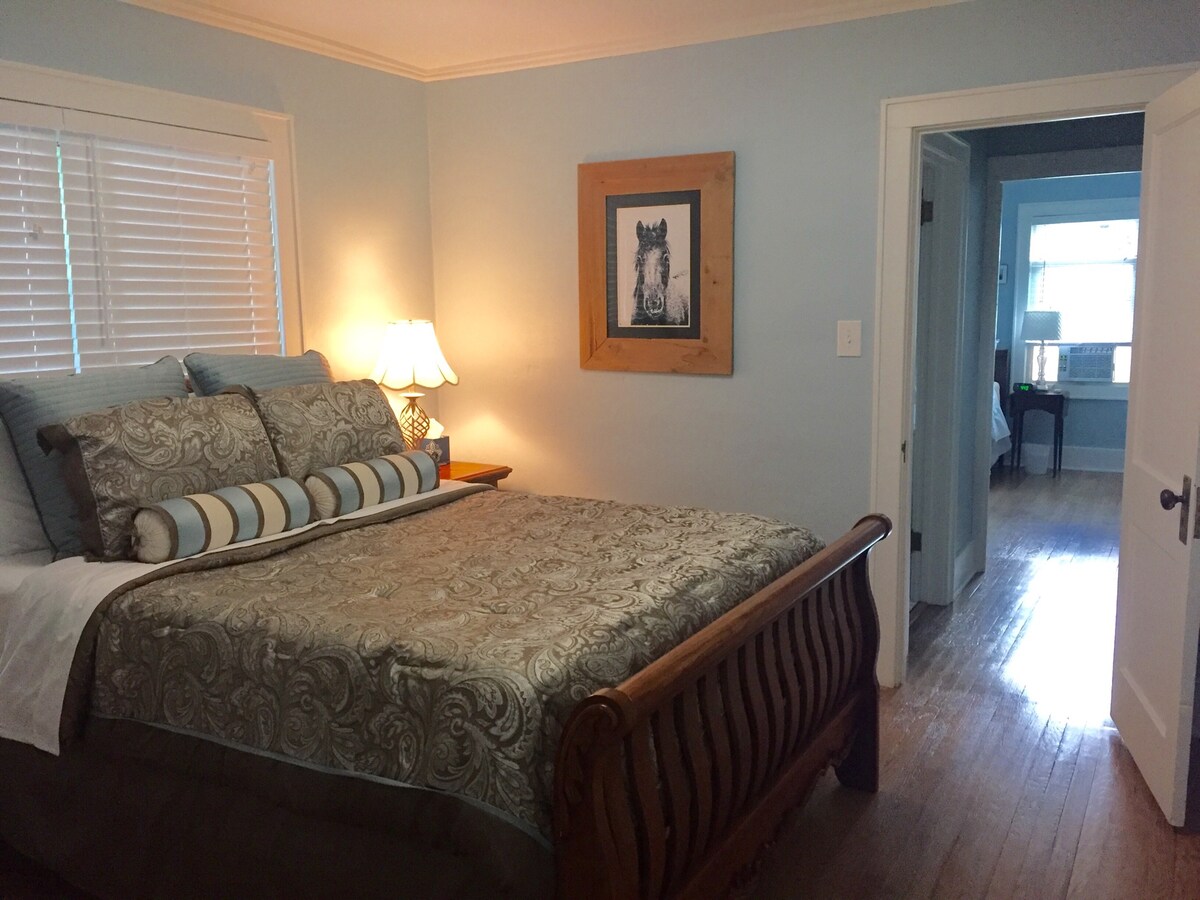 سرير وخزانة بحجم كوين مع مخزن رفوف ورف ملابس.