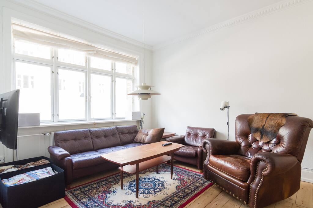 Living room with TV and access to high quality Bluetooth speakers.