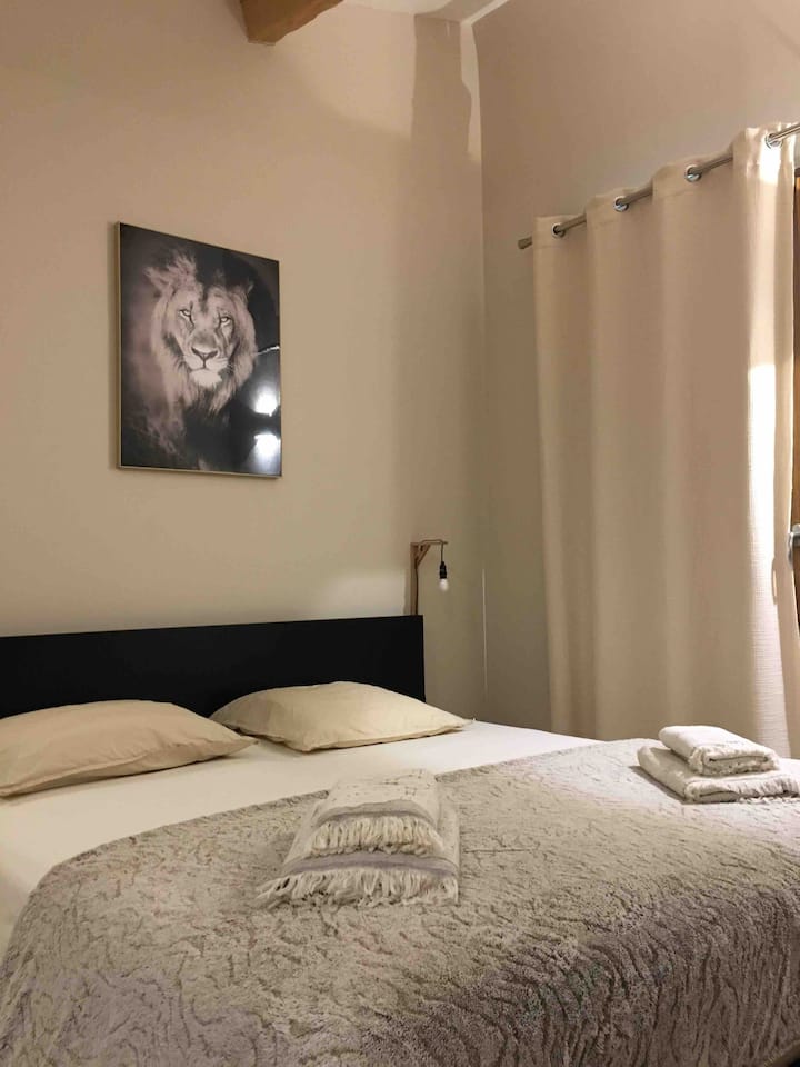 Спална соба 1: брачен кревет 180 x 200
Двојна соблекувална 