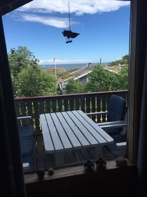 Utsikt fra stua gjennom stuevindu og ut mot øst / view from the livingroom towards the east