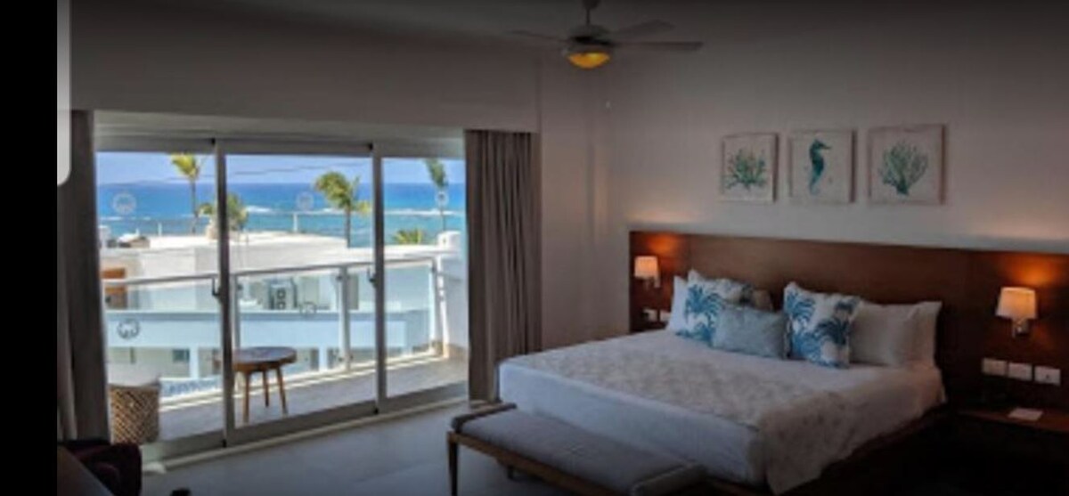 غرفة عامة. جميع الأجنحة الإمبراطورية المكونة من سرير واحد تشبه هذا الجناح ولكن يمكن أن يكون لها اختلافات طفيفة اعتمادًا على الموقع. ملاحظة: قد يختلف المنظر من الشرفة تبعًا لتوافر الفندق (لا يمكن ضمان إطلالة على المحيط).