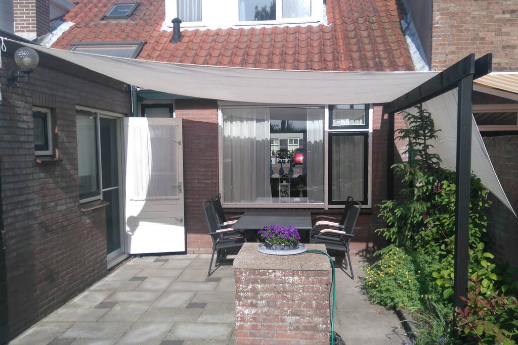 terras met zonnedoek en meubilair