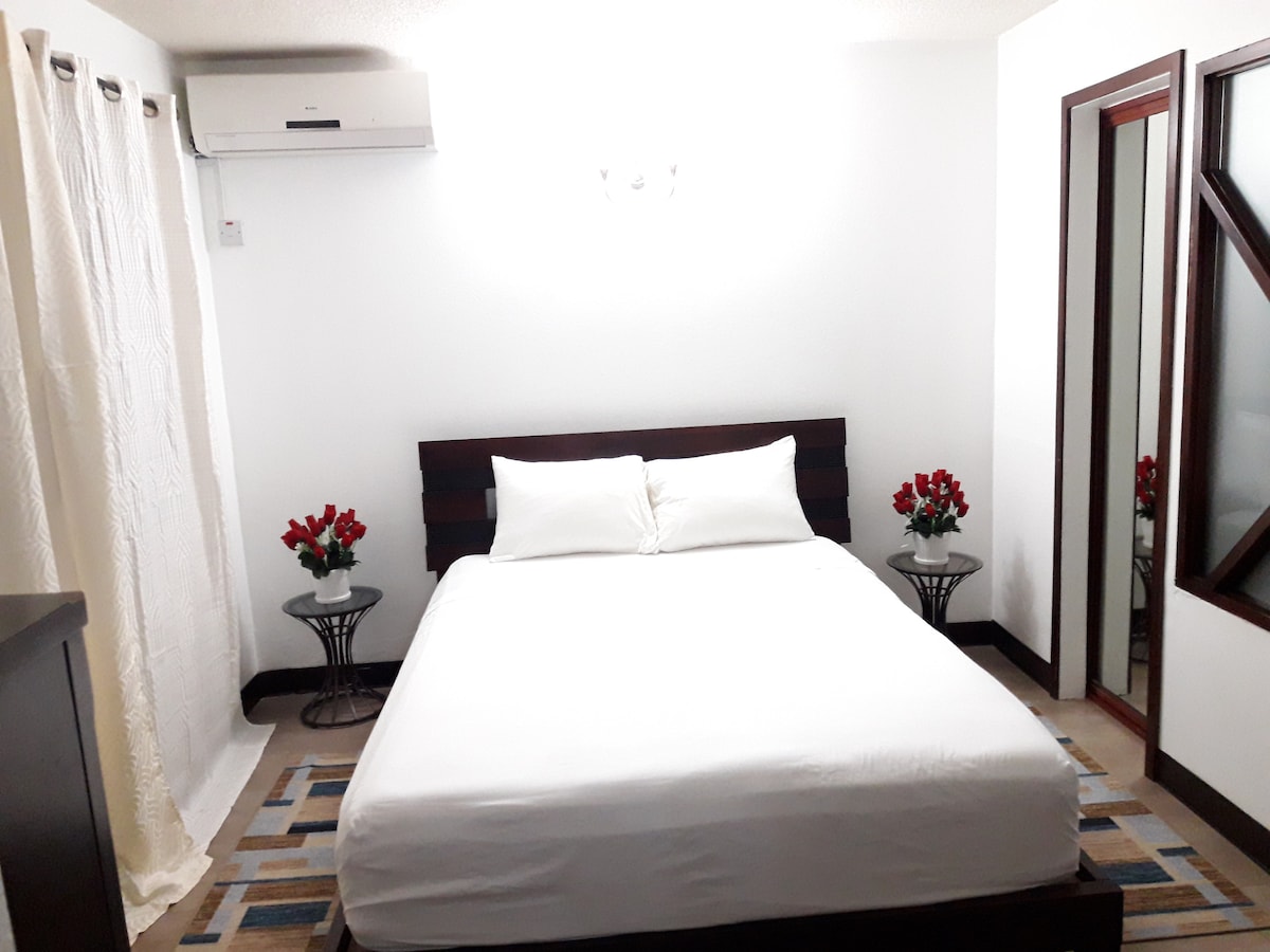 ห้องนอน - เตียงควีนไซส์เครื่องปรับอากาศ