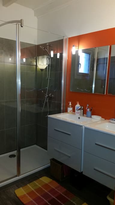 douche à "l'italienne" - 2 lavabos - rangement privatif