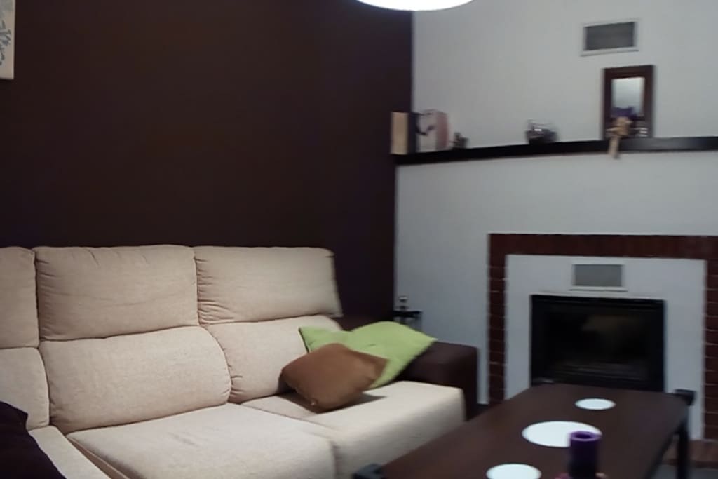 Sala de chimenea y tv. Acojedora y el lugar mas fresco de la casa en verano(ya que son muros de piedra). También muy silencioso por la misma razón.