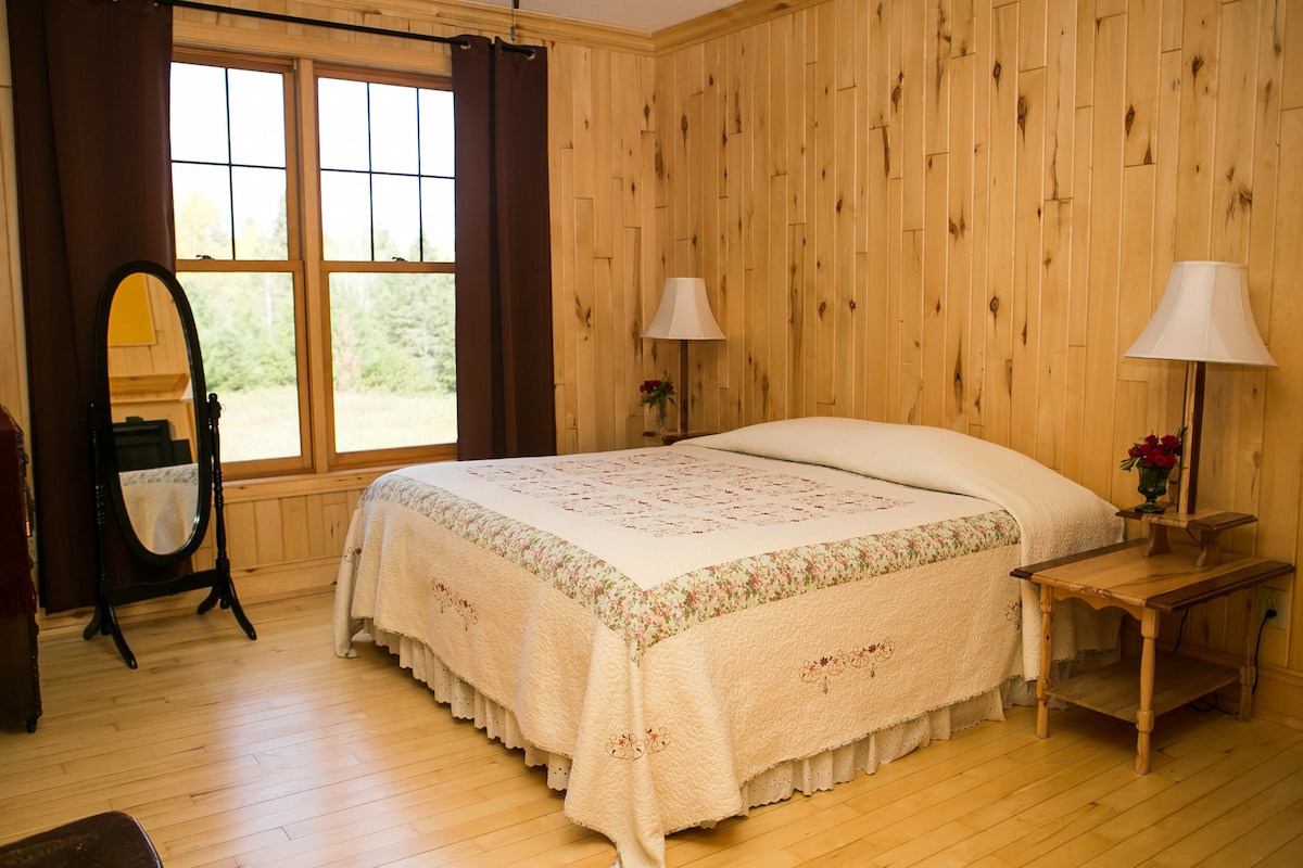 As you enter the POPLAR bedroom...