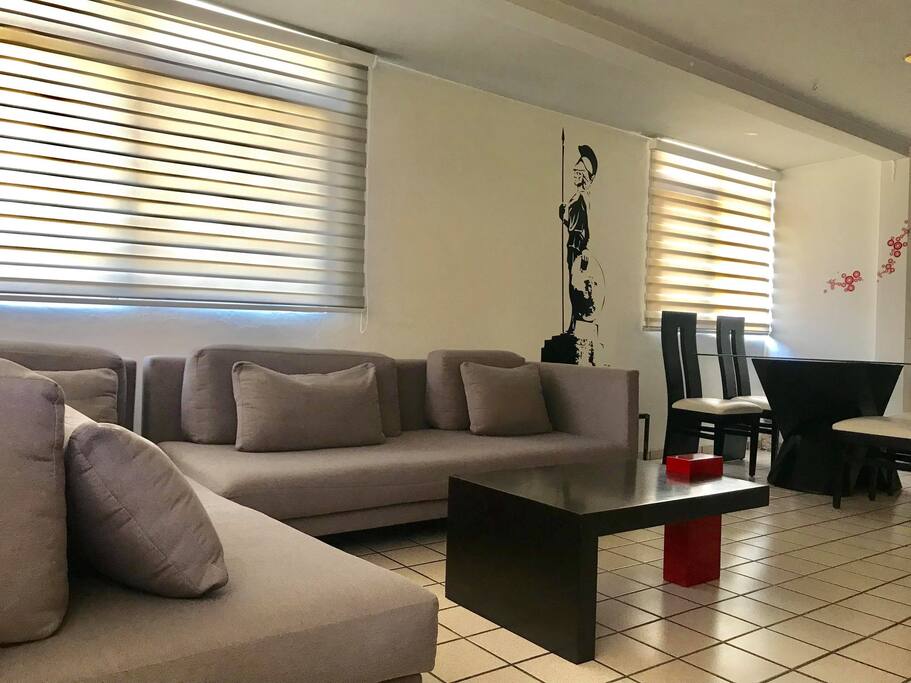 Living Room amplio. Se puede relajar en la sala o utilizar el comedor.