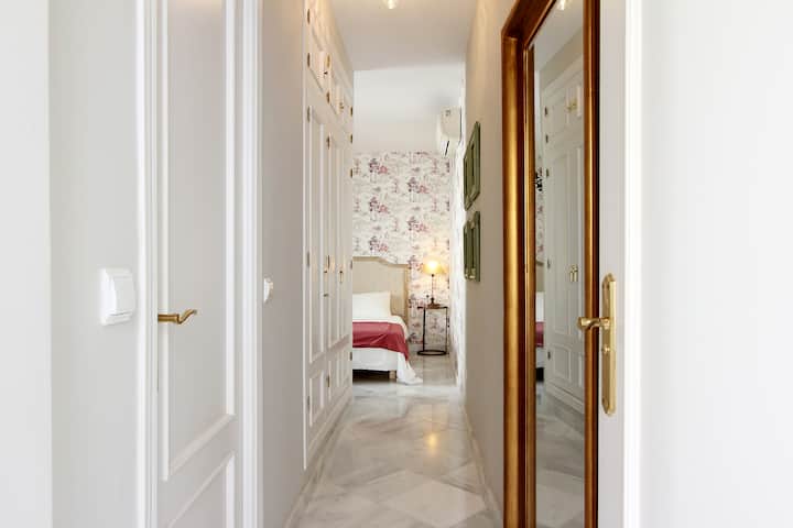 マスターベッドルームと2つ目のバスルームへの回廊。