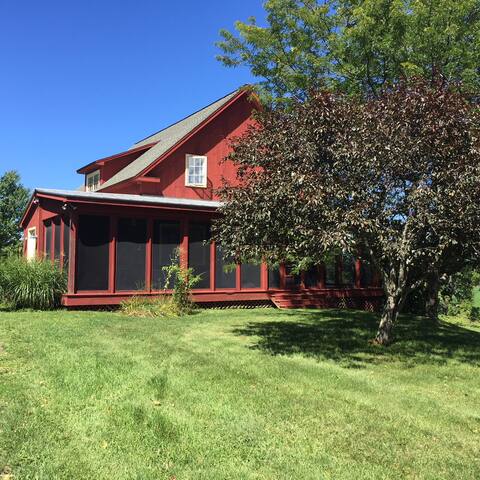 Beautiful Farmhouse Escape with Gorgeous Views