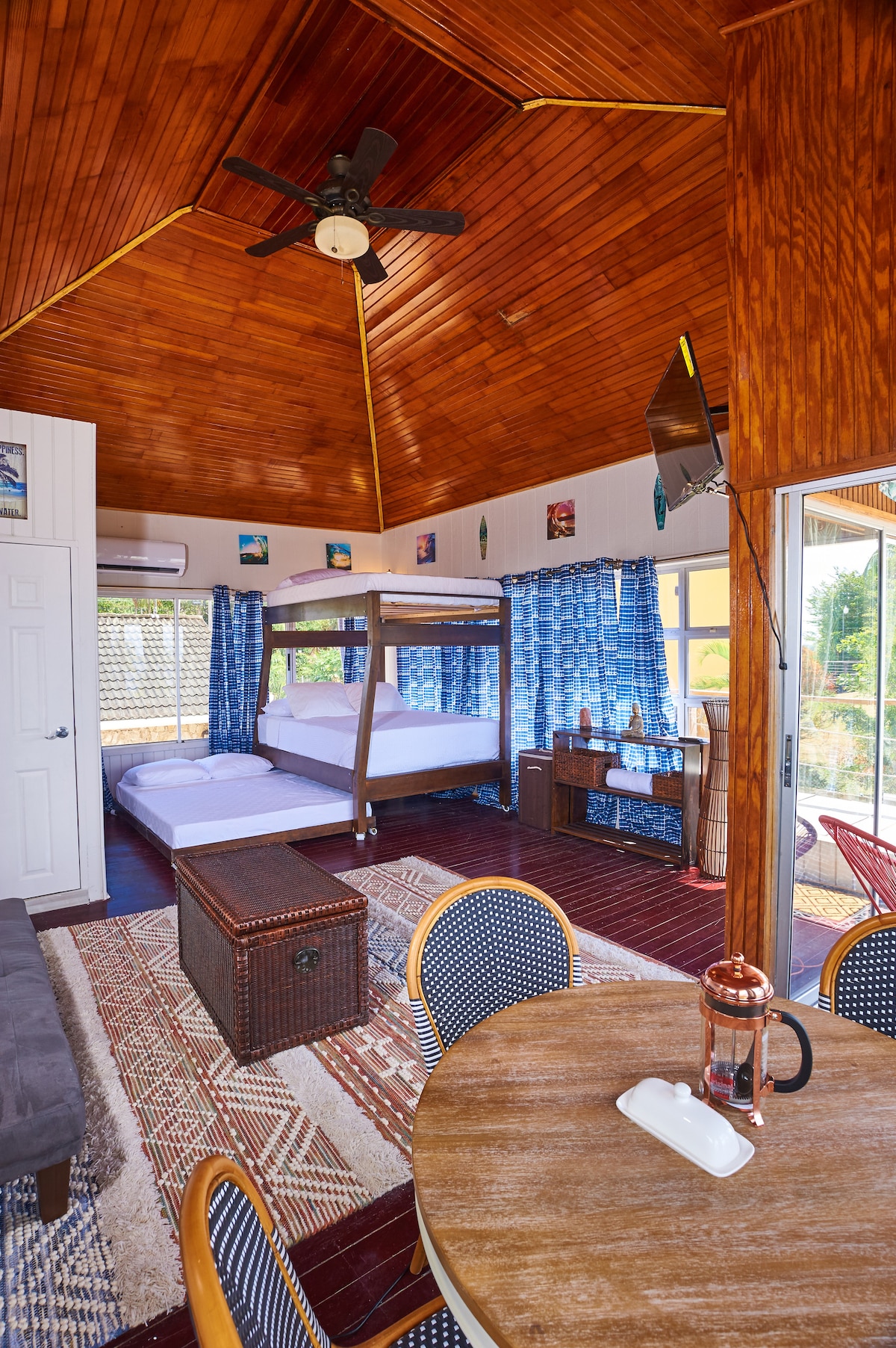 Shtëpia mbi pemë është një hapësirë e stiluar në papafingo me ajër të kondicionuar dhe një ventilator sipër.  Me një krevat marinari me madhësi mbretëreshe, një krevat dopio "queen" me një krevat dopio "queen" dhe një divan. Tavolinë ngrënieje për 4 persona, oborr të jashtëm, frigorifer, mikrovalë, aparat kafeje dhe televizor inteligjent me ekran të sheshtë.