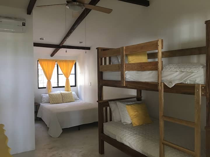 חדר שינה 4 -1 מיטה זוגית ו -2 מיטות זוגיות - חדר הרחצה ג'ק וג'יל