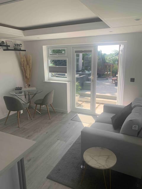 Top Airbnb: 1 bedroom apartment in East Dorset