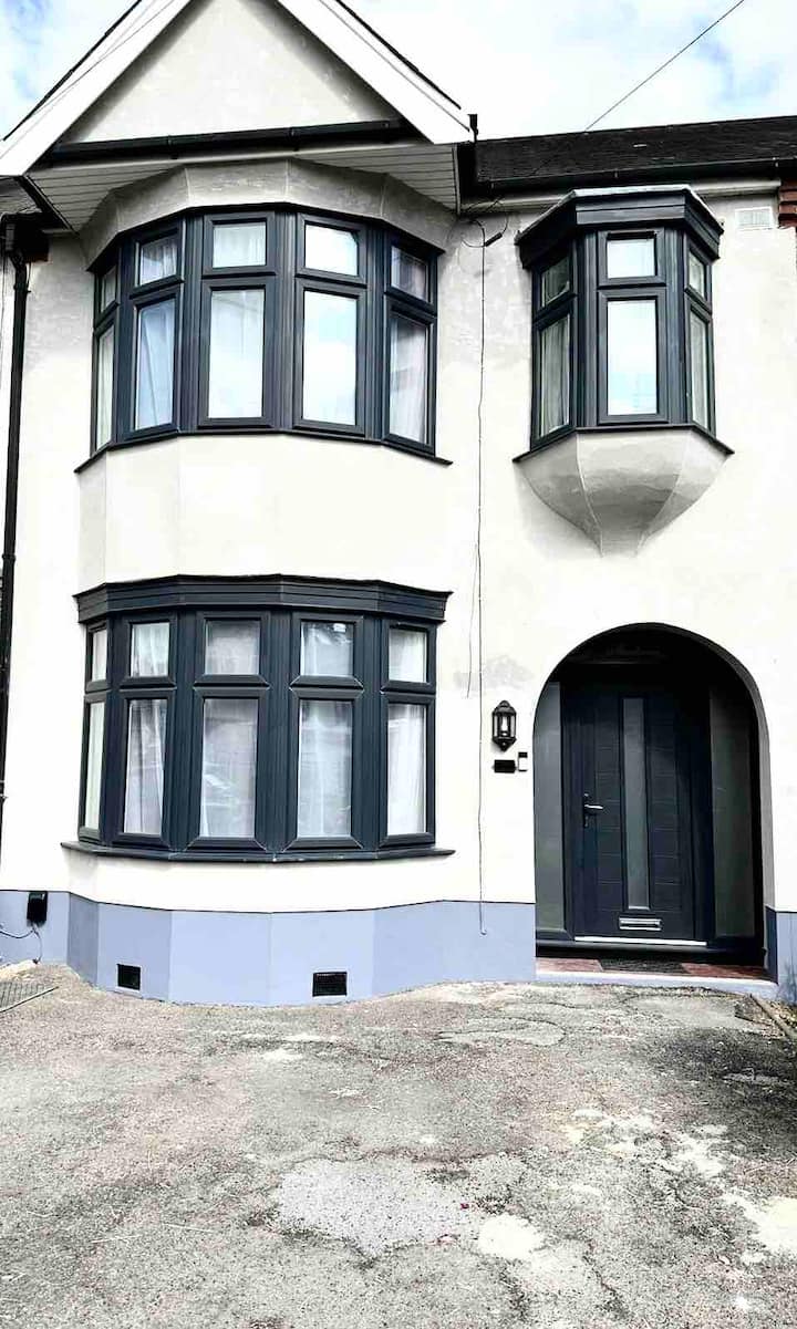 4 Bedroom Holiday Home - Enfield, UK