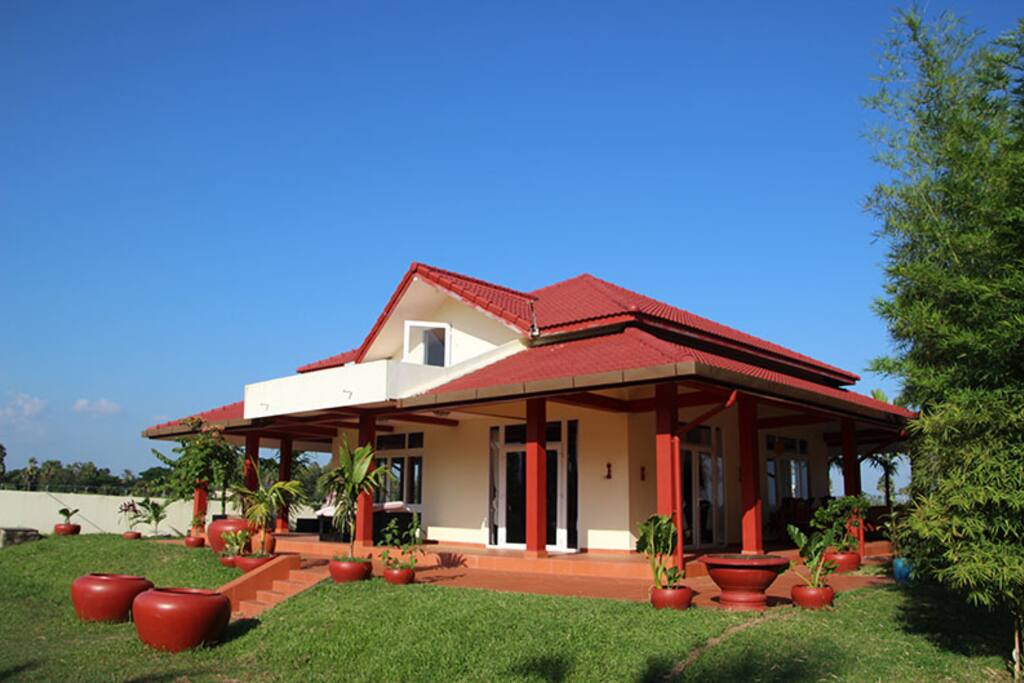 Private balcony, private veranda, loft, 2 bathrooms, lounge area with tv/dvd, kitchen and dining table.