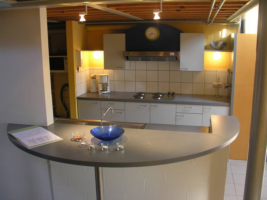 Open keuken met fornuis, vaatwasser, magnetron.