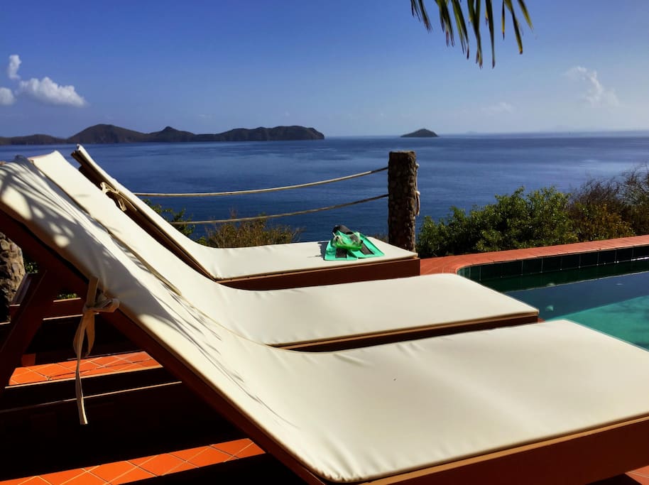 Swimming pool lounge chaise