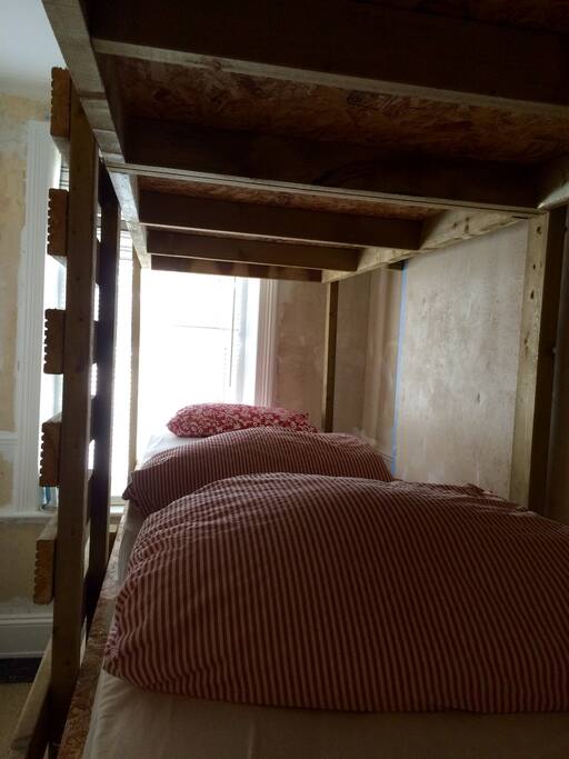 6 beds one side and 3 on the other